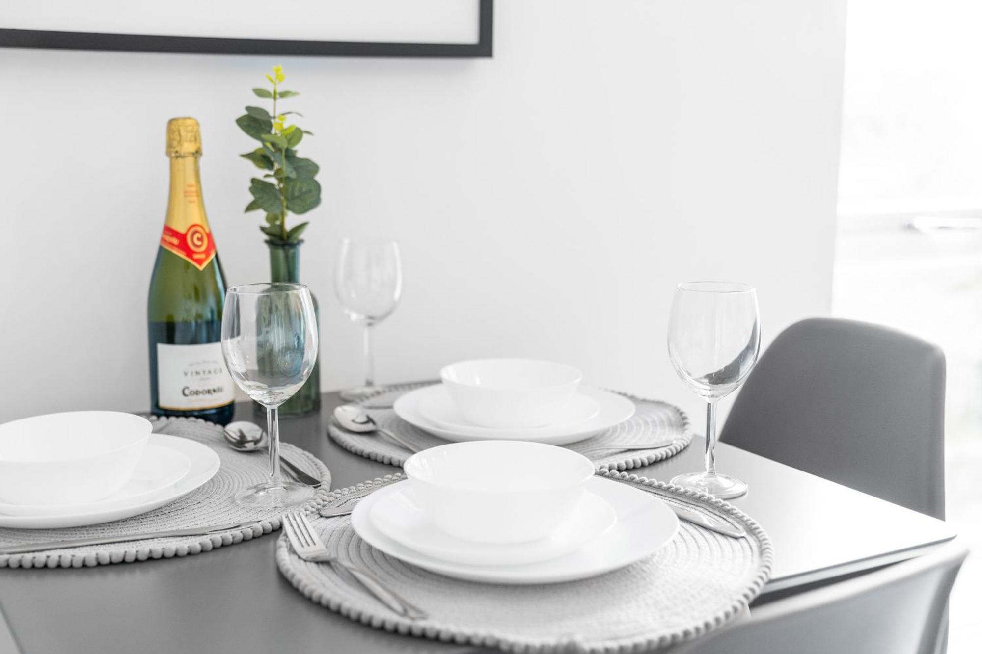 New 2 Bedroom Deluxe Apartment - Parking - Wifi & Netflix - Top Rated - 50C Cradley Heath Экстерьер фото
