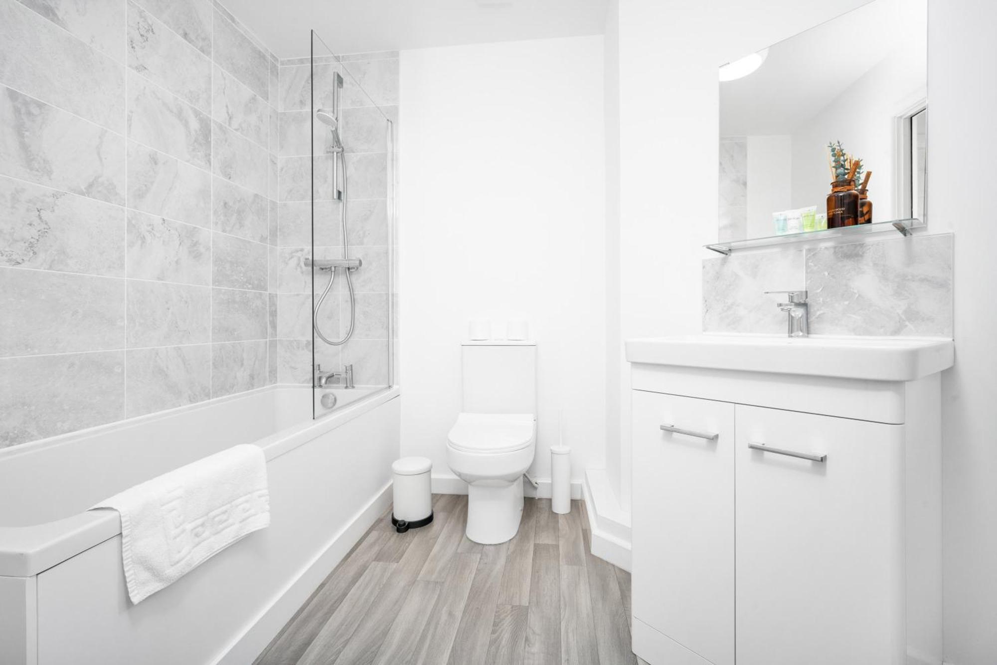 New 2 Bedroom Deluxe Apartment - Parking - Wifi & Netflix - Top Rated - 50C Cradley Heath Экстерьер фото