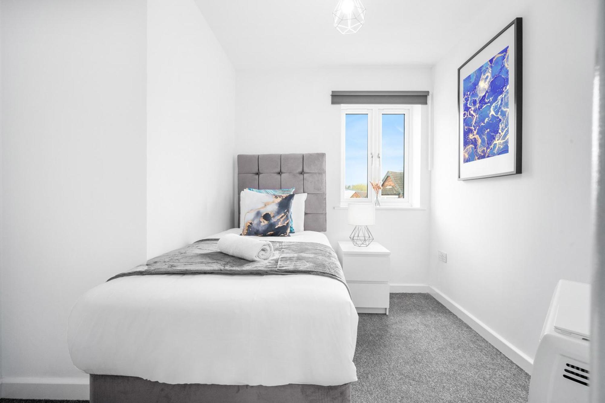 New 2 Bedroom Deluxe Apartment - Parking - Wifi & Netflix - Top Rated - 50C Cradley Heath Экстерьер фото