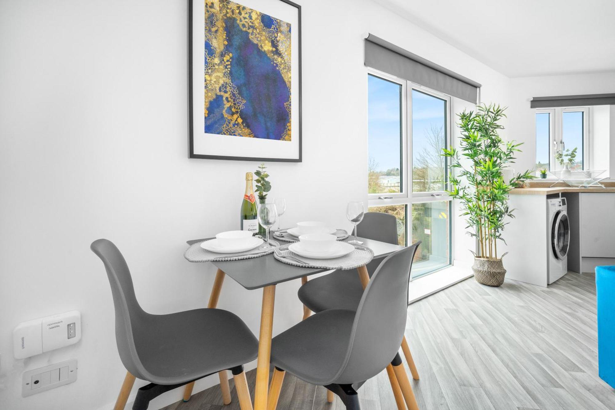New 2 Bedroom Deluxe Apartment - Parking - Wifi & Netflix - Top Rated - 50C Cradley Heath Экстерьер фото
